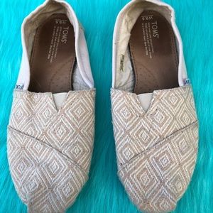 Patterned beige and white Toms